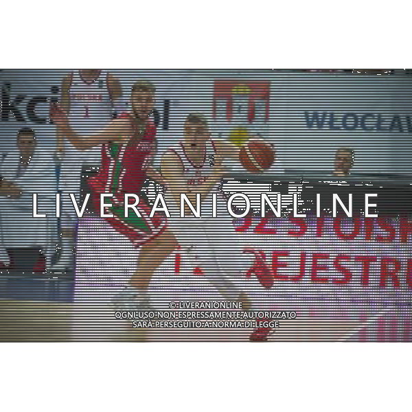 2016.08.31 Wloclawek, Koszykowka, Kwalifikacje do mistrzostw Europy - EuroBasket 2017, mecz Polska - Portugalia N/z Tomasz Gielo (Polska nr 21) Joao Guerreiro (Portugalia nr 12) Foto Piotr Kieplin / PressFocus 2016.08.31 Wloclawek, EuroBasket 2017 qualification match Poland - Portugal N/z Tomasz Gielo (Polska nr 21) Joao Guerreiro (Portugalia nr 12) Credit: Piotr Kieplin / PressFocus / NEWSPIX.PL --- Newspix.pl/ AGENZIA ALDO LIVERANI SAS - ITALY ONLY EDITORIAL USE ONLY