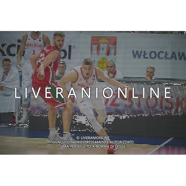 2016.08.31 Wloclawek, Koszykowka, Kwalifikacje do mistrzostw Europy - EuroBasket 2017, mecz Polska - Portugalia N/z Tomasz Gielo (Polska nr 21) Joao Guerreiro (Portugalia nr 12) Foto Piotr Kieplin / PressFocus 2016.08.31 Wloclawek, EuroBasket 2017 qualification match Poland - Portugal N/z Tomasz Gielo (Polska nr 21) Joao Guerreiro (Portugalia nr 12) Credit: Piotr Kieplin / PressFocus / NEWSPIX.PL --- Newspix.pl/ AGENZIA ALDO LIVERANI SAS - ITALY ONLY EDITORIAL USE ONLY