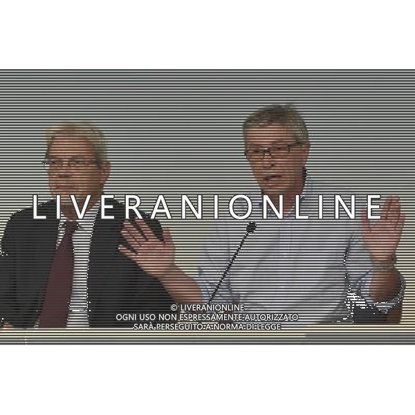 Conferenza stampa dopo il Consiglio dei Ministri - Roma - 01.09.2016 - Palazzo Chigi - nella foto: Vasco Errani Commissario straordinario di Governo alla ricostruzione delle aree colpite dal terremoto del 24 agosto e Claudio De Vincenti /Ph.Corradetti-Ag Aldo Liverani/ AGENZIA ALDO LIVERANI SAS