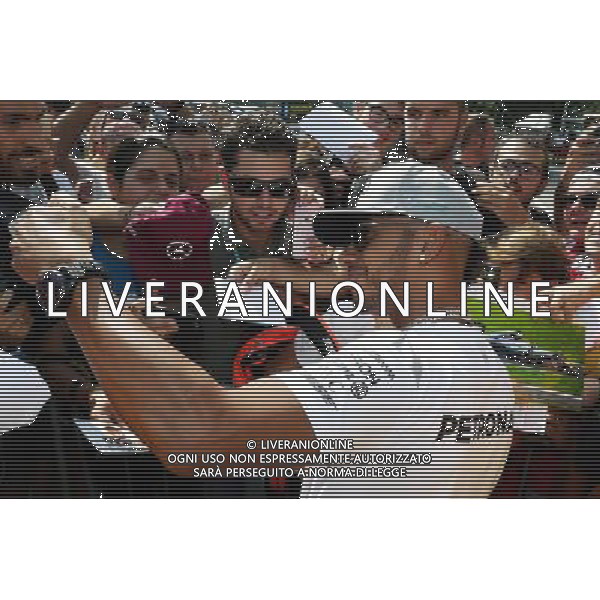 Lewis Hamilton (GBR) Mercedes AMG F1 with fans. 01.09.2016. Formula 1 World Championship, Rd 14, Italian Grand Prix, Monza, Italy, Preparation Day. / AGENZIA ALDO LIVERANI SAS - ITALY ONLY EDITORIAL USE ONLY