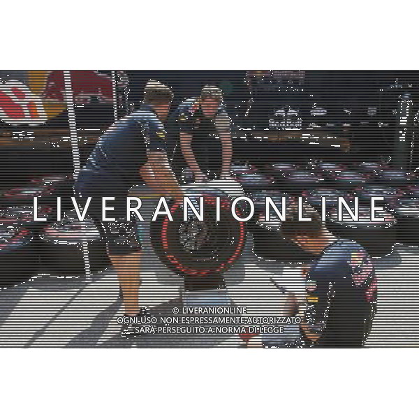 Red Bull Racing mechanics weigh a Pirelli tyre. 01.09.2016. Formula 1 World Championship, Rd 14, Italian Grand Prix, Monza, Italy, Preparation Day. / AGENZIA ALDO LIVERANI SAS - ITALY ONLY EDITORIAL USE ONLY
