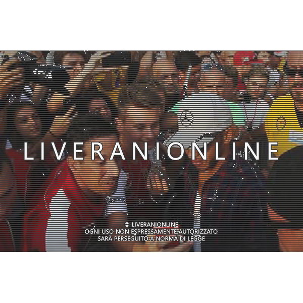 Lewis Hamilton (GBR) Mercedes AMG F1 with fans. 02.09.2016. Formula 1 World Championship, Rd 14, Italian Grand Prix, Monza, Italy, Practice Day. / AGENZIA ALDO LIVERANI SAS - ITALY ONLY EDITORIAL USE ONLY