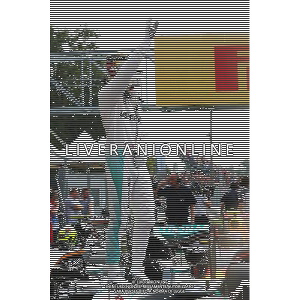 Lewis Hamilton (GBR) Mercedes AMG F1 W07 Hybrid celebrates his pole position in parc ferme. 03.09.2016. Formula 1 World Championship, Rd 14, Italian Grand Prix, Monza, Italy, Qualifying Day. / AGENZIA ALDO LIVERANI SAS - ITALY ONLY EDITORIAL USE ONLY - PROVE UFFICIALI