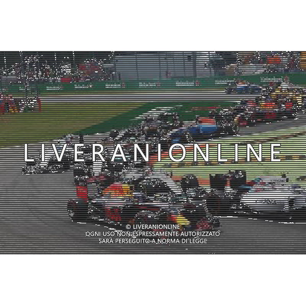 Daniel Ricciardo (AUS) Red Bull Racing RB12 and Lewis Hamilton (GBR) Mercedes AMG F1 W07 Hybrid at the start of the race. 04.09.2016. Formula 1 World Championship, Rd 14, Italian Grand Prix, Monza, Italy, Race Day. / AGENZIA ALDO LIVERANI SAS - ITALY ONLY EDITORIAL USE ONLY