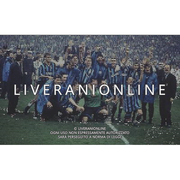 MILANO STADIO SAN SIRO 11-05-1994 FINALE DI COPPA UEFA INTER SALISBURGO NELLA FOT LA FORMAZIONE DELL\'INTER CON LA COPPA UEFA A FINE GARA AG ALDO LIVERANI SAS