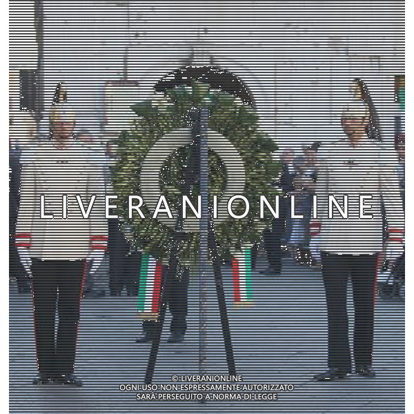 corazzieri portano corona alla stele dei caduti di piazza Loggia durante la visita a Brescia del presidente della Repubblica Sergio Mattarella, Brescia 6 settembre 2016.Ph Fotolive Filippo Venezia / AGENZIA ALDO LIVERANI SAS