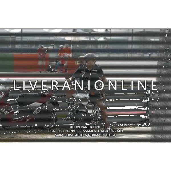 Misano Adriatico (RN) 10/09/16 Misano World Circuit Marco Simoncelli. Gran Premio TIM di San Marino e della Riviera di Rimini 2016 - MOTOGP Nella foto: Loris Baz ( FRA ) in motorino con la gamba ingessata e fa lo spettatore PH Lauro Montagnini AG ALDO LIVERANI SAS