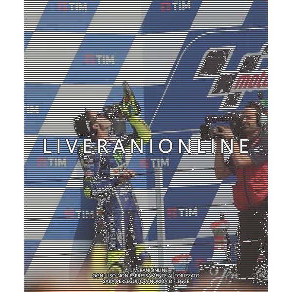 Misano Adriatico ( RN ) 11/09/16 Misano World Circuit Marco Simoncelli. Gran Premio TIM di San Marino e della Riviera di Rimini 2016 - MOTOGP Premiazione Nella foto: 2Â¡ Class. Valentino Rossi ( ITA ) su YAMAHA mentre festeggia sul podio PH Lauro Montagnini / AGENZIA ALDO LIVERANI SAS