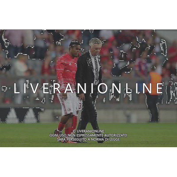 firo : Fu§ball,Fussball : 13.09.2016 Champions League, Saison 2016/2017: FC Bayern MŸnchen - FC Rostov, FCB, Gruppenphase, Carlo Ancelotti (MŸnchen ), Douglas Costa ( MŸnchen ) , ganze Figur, Gestik, nach dem Spiel,auf dem Platz $worldrightsEs gelten unsere AGB, einsehbar auf www.firosportphoto.de copyright by firo sportphoto: Coesfelder Str. 207 D- 48249 DŸlmen www.firosportphoto.de mail@firosportphoto.de (V o l k s b a n k B o c h u m - W i t t e n ) IBAN DE68 4306 0129 0341 1171 00 Tel: +49-2594 - 9916004 Fax: +49-2594 - 9916005 AG ALDO LIVERANI SAS ONLY ITALY