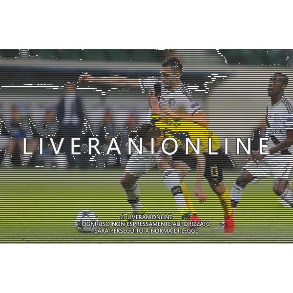 2016.9.14, Warszawa , UEFA Champions League Group F , Legia Warsaw - Borussia Dortmund , Liga Mistrzow , Grupa F , Legia Warszawa - Borussia Dortmund n z Tomasz Jodlowiec (Legia), Raphael Guerreiro (Borussia) fot. Tomasz Jastrzebowski / Foto Olimpik / NEWSPIX.PL --- Newspix.pl AG ALDO LIVERANI SAS ONLY ITALY *** Local Caption *** www.newspix.pl mail us: info@newspix.pl call us: 0048 022 23 22 222 --- Polish Picture Agency by Ringier Axel Springer Poland