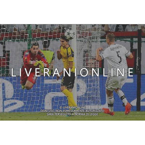 2016.9.14, Warszawa , UEFA Champions League Group F , Legia Warsaw - Borussia Dortmund , Liga Mistrzow , Grupa F , Legia Warszawa - Borussia Dortmund n z Roman Burki (Borussia), Maciej Dabrowski (Legia), Marc Bartra (Borussia) fot. Tomasz Jastrzebowski / Foto Olimpik / NEWSPIX.PL --- Newspix.pl AG ALDO LIVERANI SAS ONLY ITALY *** Local Caption *** www.newspix.pl mail us: info@newspix.pl call us: 0048 022 23 22 222 --- Polish Picture Agency by Ringier Axel Springer Poland