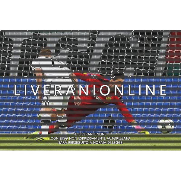 2016.9.14, Warszawa , UEFA Champions League Group F , Legia Warsaw - Borussia Dortmund , Liga Mistrzow , Grupa F , Legia Warszawa - Borussia Dortmund n z Roman Burki (Borussia), Thibault Moulin (Legia) fot. Tomasz Jastrzebowski / Foto Olimpik / NEWSPIX.PL --- Newspix.pl AG ALDO LIVERANI SAS ONLY ITALY *** Local Caption *** www.newspix.pl mail us: info@newspix.pl call us: 0048 022 23 22 222 --- Polish Picture Agency by Ringier Axel Springer Poland