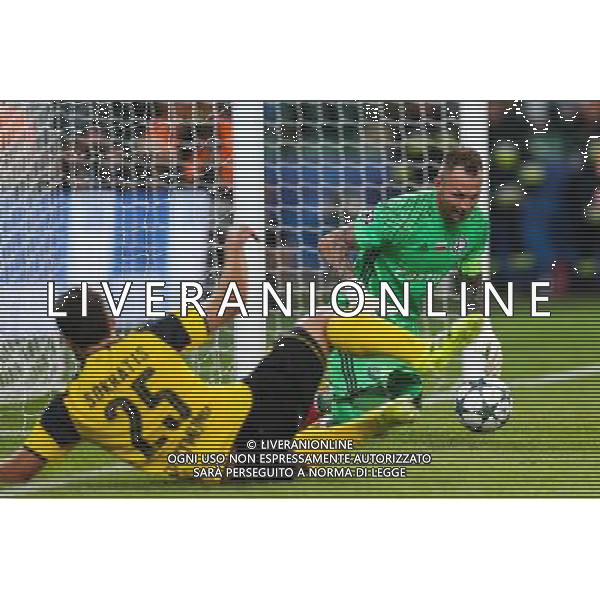 2016.9.14, Warszawa , UEFA Champions League Group F , Legia Warsaw - Borussia Dortmund , Liga Mistrzow , Grupa F , Legia Warszawa - Borussia Dortmund n z Sokratis Papastathopoulus (Borussia), Arkadiusz Malarz (Legia) fot. Tomasz Jastrzebowski / Foto Olimpik / NEWSPIX.PL --- Newspix.pl AG ALDO LIVERANI SAS ONLY ITALY *** Local Caption *** www.newspix.pl mail us: info@newspix.pl call us: 0048 022 23 22 222 --- Polish Picture Agency by Ringier Axel Springer Poland