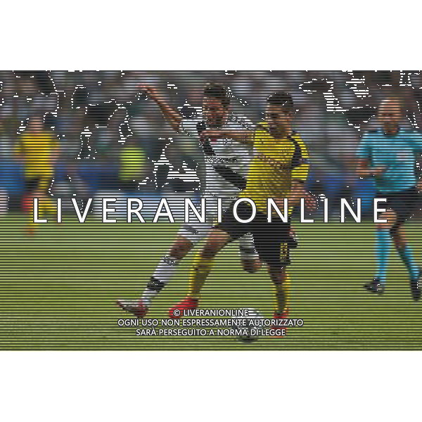2016.9.14, Warszawa , UEFA Champions League Group F , Legia Warsaw - Borussia Dortmund , Liga Mistrzow , Grupa F , Legia Warszawa - Borussia Dortmund n z Raphael Guerreiro (Borussia), Bartosz Bereszynski (Legia) fot. Tomasz Jastrzebowski / Foto Olimpik / NEWSPIX.PL --- Newspix.pl AG ALDO LIVERANI SAS ONLY ITALY *** Local Caption *** www.newspix.pl mail us: info@newspix.pl call us: 0048 022 23 22 222 --- Polish Picture Agency by Ringier Axel Springer Poland
