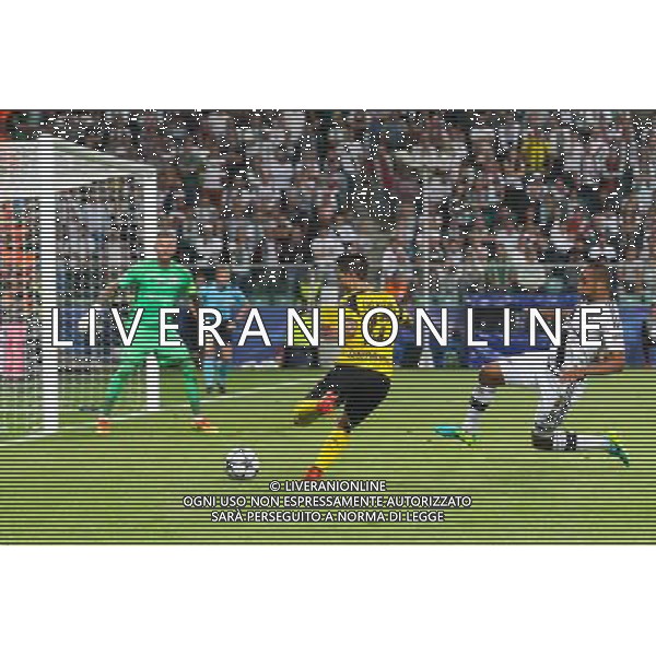 2016.9.14, Warszawa , UEFA Champions League Group F , Legia Warsaw - Borussia Dortmund , Liga Mistrzow , Grupa F , Legia Warszawa - Borussia Dortmund n z Raphael Guerreiro (Borussia), Arkadiusz Malarz (Legia), Vadis Odjidja (Legia) fot. Tomasz Jastrzebowski / Foto Olimpik / NEWSPIX.PL --- Newspix.pl AG ALDO LIVERANI SAS ONLY ITALY *** Local Caption *** www.newspix.pl mail us: info@newspix.pl call us: 0048 022 23 22 222 --- Polish Picture Agency by Ringier Axel Springer Poland