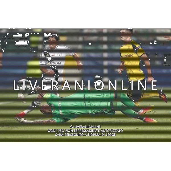 2016.9.14, Warszawa , UEFA Champions League Group F , Legia Warsaw - Borussia Dortmund , Liga Mistrzow , Grupa F , Legia Warszawa - Borussia Dortmund n z Arkadiusz Malarz (Legia), Guilherme (Legia), Chrisian Pulisic (Borussia) fot. Tomasz Jastrzebowski / Foto Olimpik / NEWSPIX.PL --- Newspix.pl AG ALDO LIVERANI SAS ONLY ITALY *** Local Caption *** www.newspix.pl mail us: info@newspix.pl call us: 0048 022 23 22 222 --- Polish Picture Agency by Ringier Axel Springer Poland