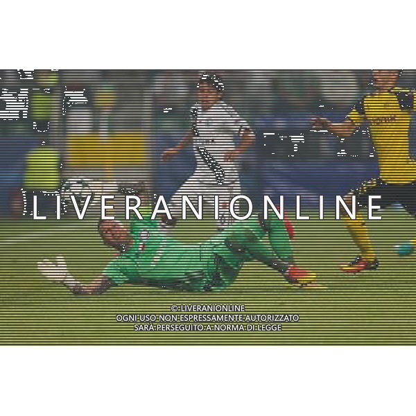 2016.9.14, Warszawa , UEFA Champions League Group F , Legia Warsaw - Borussia Dortmund , Liga Mistrzow , Grupa F , Legia Warszawa - Borussia Dortmund n z Arkadiusz Malarz (Legia), Guilherme (Legia), Chrisian Pulisic (Borussia) fot. Tomasz Jastrzebowski / Foto Olimpik / NEWSPIX.PL --- Newspix.pl AG ALDO LIVERANI SAS ONLY ITALY *** Local Caption *** www.newspix.pl mail us: info@newspix.pl call us: 0048 022 23 22 222 --- Polish Picture Agency by Ringier Axel Springer Poland