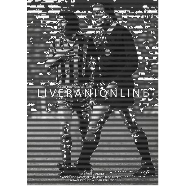 RETROSPETTIVA EVARISTO BECCALOSSI CALCIATORE NELLA FOTO EVARISTO BECCALOSSI CON LA MAGLIA DELL\'INTER E PAOLO BERGAMO AG ALDO LIVERANI SAS