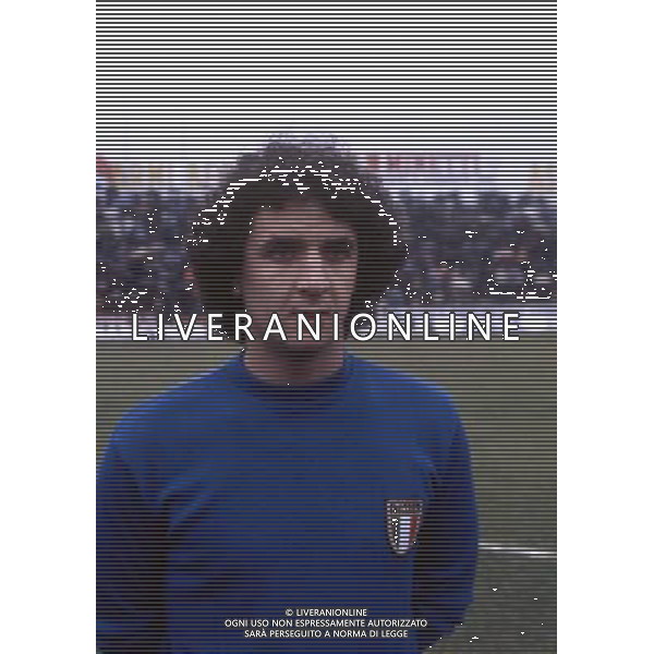 RETROSPETTIVA EVARISTO BECCALOSSI CALCIATORE NELLA FOTO EVARISTO BECCALOSSI CON LA MAGLIA DELLA NAZIONALE ITALIANA AG ALDO LIVERANI SAS