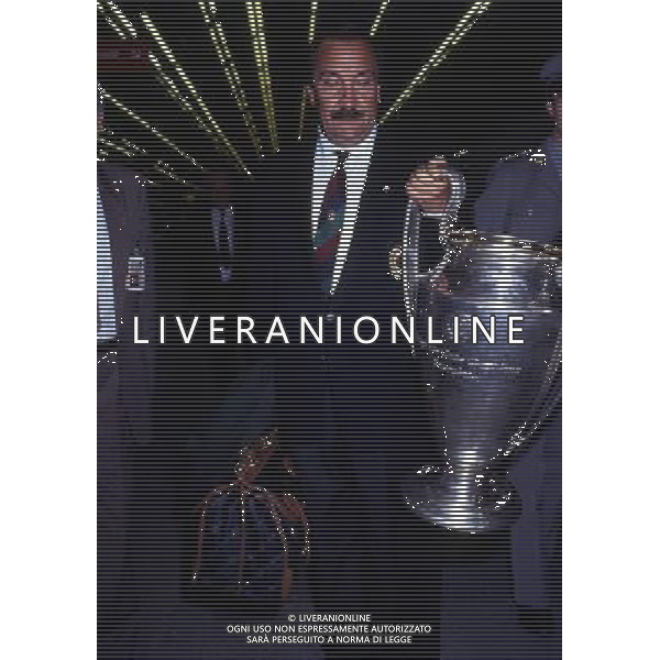 RETROSEPTTIVA SILVANO RAMACCIONI DIRIGENTE SPORTIVO CALCIO NELLA FOTO SILVANO RAMACCIONI CON LA COPPA DEI CAMPIONI AG ALDO LIVERANI SAS