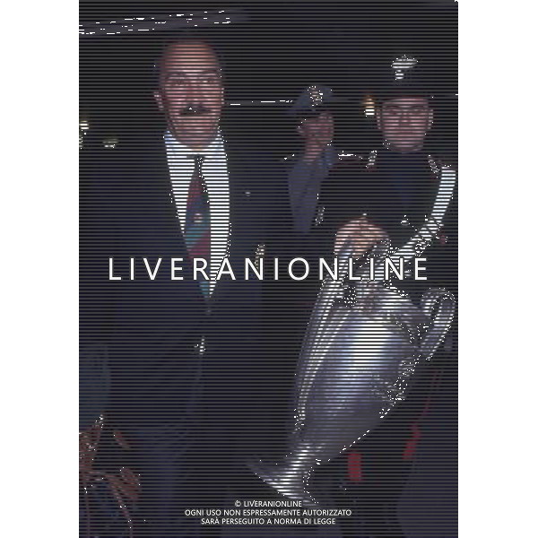 RETROSEPTTIVA SILVANO RAMACCIONI DIRIGENTE SPORTIVO CALCIO NELLA FOTO SILVANO RAMACCIONI CON LA COPPA DEI CAMPIONI AG ALDO LIVERANI SAS