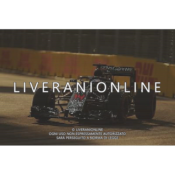 Fernando Alonso (ESP) McLaren MP4-31 with the Halo cockpit cover. 16.09.2016. Formula 1 World Championship, Rd 15, Singapore Grand Prix, Marina Bay Street Circuit, Singapore, Practice Day. / AGENZIA ALDO LIVERANI SAS - ITALY ONLY EDITORIAL USE ONLY