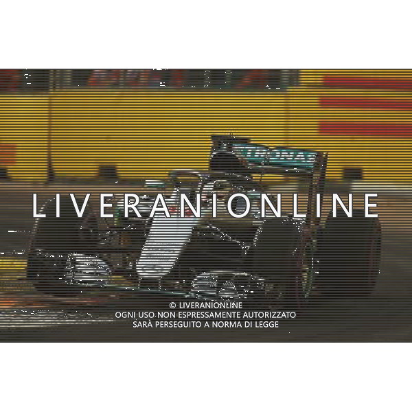 Lewis Hamilton (GBR) Mercedes AMG F1 W07 Hybrid with the Halo cockpit cover. 16.09.2016. Formula 1 World Championship, Rd 15, Singapore Grand Prix, Marina Bay Street Circuit, Singapore, Practice Day. / AGENZIA ALDO LIVERANI SAS - ITALY ONLY EDITORIAL USE ONLY
