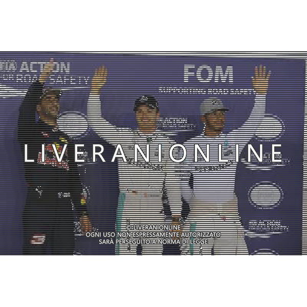 Qualifying top three in parc ferme (L to R): Daniel Ricciardo (AUS) Red Bull Racing, second; Nico Rosberg (GER) Mercedes AMG F1, pole position; Lewis Hamilton (GBR) Mercedes AMG F1, third. 17.09.2016. Formula 1 World Championship, Rd 15, Singapore Grand Prix, Marina Bay Street Circuit, Singapore, Qualifying Day. / AGENZIA ALDO LIVERANI SAS - ITALY ONLY EDITORIAL USE ONLY