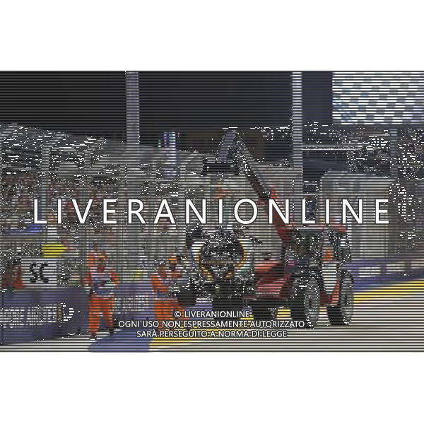 Marshals remove the Sahara Force India F1 VJM09 of Nico Hulkenberg (GER). 18.09.2016. Formula 1 World Championship, Rd 15, Singapore Grand Prix, Marina Bay Street Circuit, Singapore, Race Day. / AGENZIA ALDO LIVERANI SAS - ITALY ONLY EDITORIAL USE ONLY