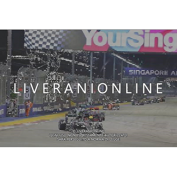A marshal runs along the circuit as Nico Rosberg (GER) Mercedes AMG F1 W07 Hybrid leads at the restart. 18.09.2016. Formula 1 World Championship, Rd 15, Singapore Grand Prix, Marina Bay Street Circuit, Singapore, Race Day. / AGENZIA ALDO LIVERANI SAS - ITALY ONLY EDITORIAL USE ONLY