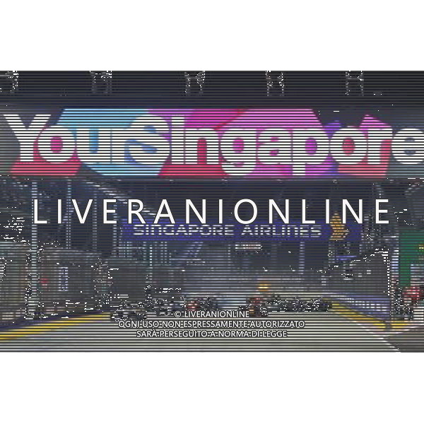 Nico Rosberg (GER) Mercedes AMG F1 W07 Hybrid leads at the start of the race as Nico Hulkenberg (GER) Sahara Force India F1 VJM09 crashes out. 18.09.2016. Formula 1 World Championship, Rd 15, Singapore Grand Prix, Marina Bay Street Circuit, Singapore, Race Day. / AGENZIA ALDO LIVERANI SAS - ITALY ONLY EDITORIAL USE ONLY