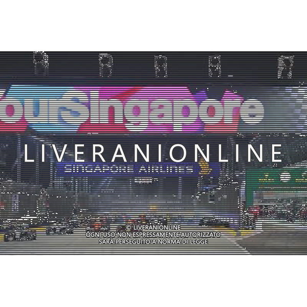 Nico Rosberg (GER) Mercedes AMG F1 W07 Hybrid leads at the start of the race as Nico Hulkenberg (GER) Sahara Force India F1 VJM09 crashes out. 18.09.2016. Formula 1 World Championship, Rd 15, Singapore Grand Prix, Marina Bay Street Circuit, Singapore, Race Day. / AGENZIA ALDO LIVERANI SAS - ITALY ONLY EDITORIAL USE ONLY