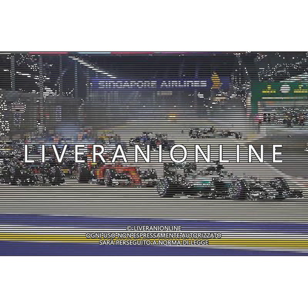 Lewis Hamilton (GBR) Mercedes AMG F1 W07 Hybrid at the start of the race as Nico Hulkenberg (GER) Sahara Force India F1 VJM09 crashes out. 18.09.2016. Formula 1 World Championship, Rd 15, Singapore Grand Prix, Marina Bay Street Circuit, Singapore, Race Day. / AGENZIA ALDO LIVERANI SAS - ITALY ONLY EDITORIAL USE ONLY