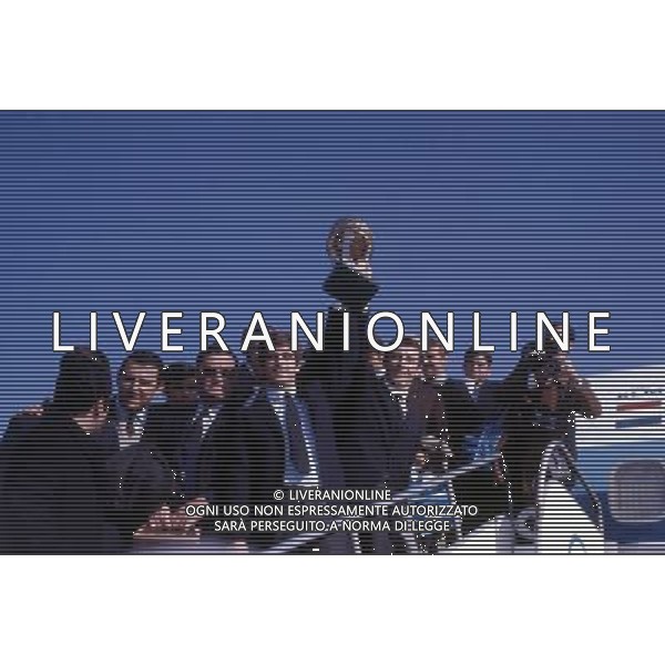 MILANO ARRIVO DELLA SQUADRA DEL MILAN CON LA COPPA INTERCONTINENTALE CONTRO GLI ARGENTINI DELL\'ESTUDIANTES NELLA FOTO NEREO ROCCO-GIANNI RIVERA E ROMANO FOGLI CON LA COPPA INTERCONTINENTALE AG ALDO LIVERANI SAS