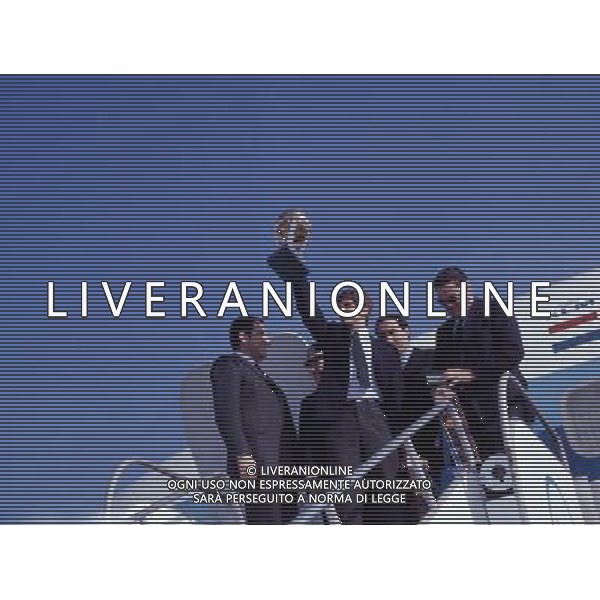 MILANO ARRIVO DELLA SQUADRA DEL MILAN CON LA COPPA INTERCONTINENTALE CONTRO GLI ARGENTINI DELL\'ESTUDIANTES NELLA FOTO GIANNI RIVERA-FRANCO CARRARO E NEREO ROCCO CON LA COPPA INTERCONTINENTALE AG ALDO LIVERANI SAS