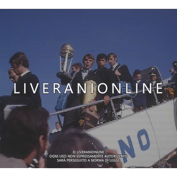 MILANO ARRIVO DELLA SQUADRA DEL MILAN CON LA COPPA INTERCONTINENTALE CONTRO GLI ARGENTINI DELL\'ESTUDIANTES NELLA FOTO PIERO PRATI E COMBIN CON LA COPPA INTERCONTINENTALE AG ALDO LIVERANI SAS