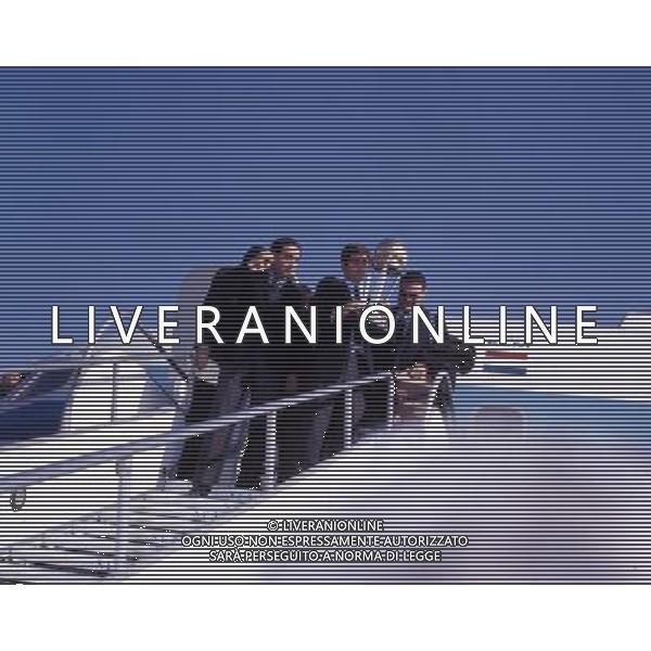 MILANO ARRIVO DELLA SQUADRA DEL MILAN CON LA COPPA INTERCONTINENTALE CONTRO GLI ARGENTINI DELL\'ESTUDIANTES NELLA FOTO FRANCO CARRARO CON GIANNI RIVERA E NEREO ROCCO CON LA COPPA INTERCONTINENTALE AG ALDO LIVERANI SAS