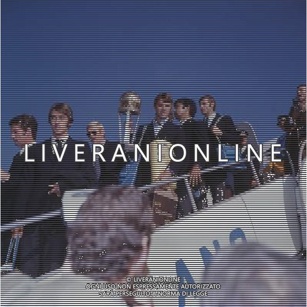 MILANO ARRIVO DELLA SQUADRA DEL MILAN CON LA COPPA INTERCONTINENTALE CONTRO GLI ARGENTINI DELL\'ESTUDIANTES NELLA FOTO ROGNONI-SCHNELLINGER-PIERINO PRATI E COMBIN CON LA COPPA INTERCONTINENTALE AG ALDO LIVERANI SAS