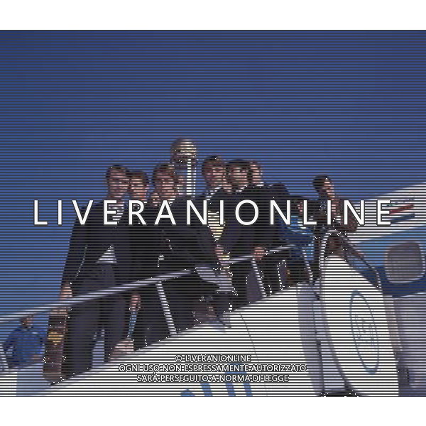 MILANO ARRIVO DELLA SQUADRA DEL MILAN CON LA COPPA INTERCONTINENTALE CONTRO GLI ARGENTINI DELL\'ESTUDIANTES NELLA FOTO LUIGI MALDERA-ROGNONI-PIERINO PRATICON LA COPPA INTERCONTINENTALE AG ALDO LIVERANI SAS