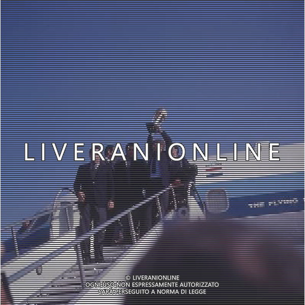 MILANO ARRIVO DELLA SQUADRA DEL MILAN CON LA COPPA INTERCONTINENTALE CONTRO GLI ARGENTINI DELL\'ESTUDIANTES NELLA FOTO FRANCO CARRARO-FEDERICO SORDILLO E GIANNI RIVERA CON LA COPPA INTERCONTINENTALE AG ALDO LIVERANI SAS