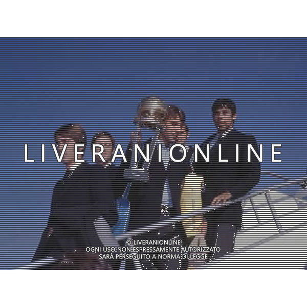 MILANO ARRIVO DELLA SQUADRA DEL MILAN CON LA COPPA INTERCONTINENTALE CONTRO GLI ARGENTINI DELL\'ESTUDIANTES NELLA FOTO ROGNONI-PIERINO PRATI E COMBIN CON LA COPPA INTERCONTINENTALE AG ALDO LIVERANI SAS