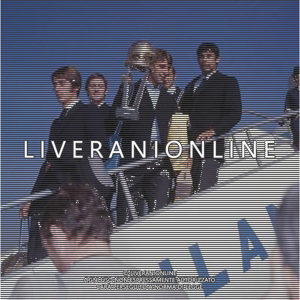 MILANO ARRIVO DELLA SQUADRA DEL MILAN CON LA COPPA INTERCONTINENTALE CONTRO GLI ARGENTINI DELL\'ESTUDIANTES NELLA FOTO ROGNONI-PIERINO PRATI E COMBIN CON LA COPPA INTERCONTINENTALE AG ALDO LIVERANI SAS