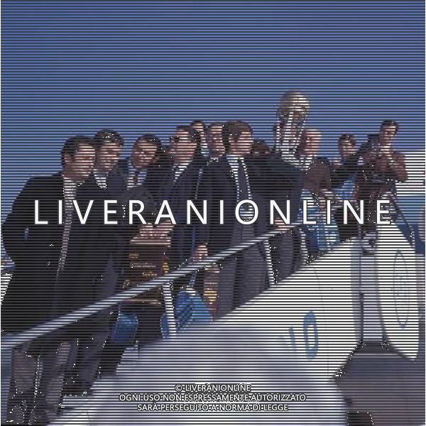 MILANO ARRIVO DELLA SQUADRA DEL MILAN CON LA COPPA INTERCONTINENTALE CONTRO GLI ARGENTINI DELL\'ESTUDIANTES NELLA FOTO GIANNI RIVERA CON LA COPPA INTERCONTINENTALE AG ALDO LIVERANI SAS