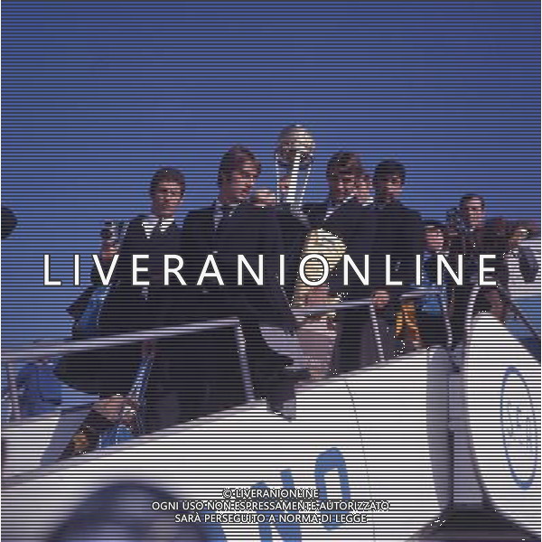 MILANO ARRIVO DELLA SQUADRA DEL MILAN CON LA COPPA INTERCONTINENTALE CONTRO GLI ARGENTINI DELL\'ESTUDIANTES NELLA FOTO ROGNONI- PIERINO PRATI E COMBIN CON LA COPPA INTERCONTINENTALE AG ALDO LIVERANI SAS