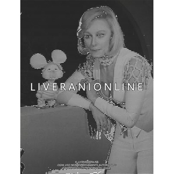 Topo Gigio, pupazzo animato, creato per la televisione nel 1959 da Maria Perego - Retrospettiva nella foto con Raffaella Carra\' in \'Canzonissima\' del 1974 Â©Archivio / AGENZIA ALDO LIVERANI SAS 