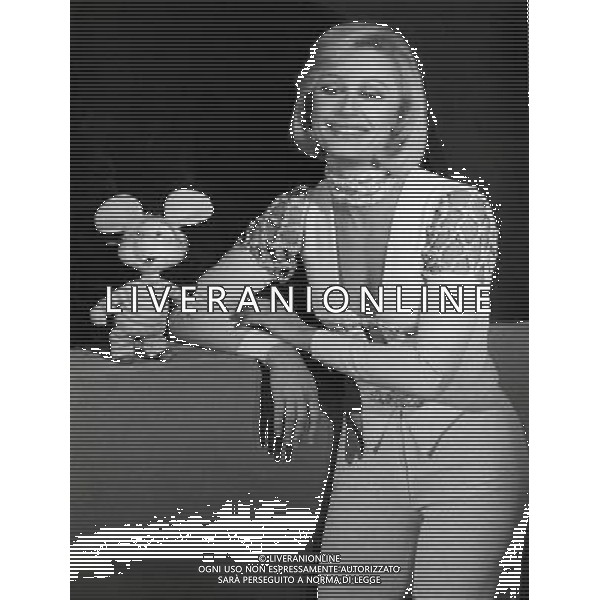 Topo Gigio, pupazzo animato, creato per la televisione nel 1959 da Maria Perego - Retrospettiva nella foto con Raffaella Carra\' in \'Canzonissima\' del 1974 Â©Archivio / AGENZIA ALDO LIVERANI SAS 