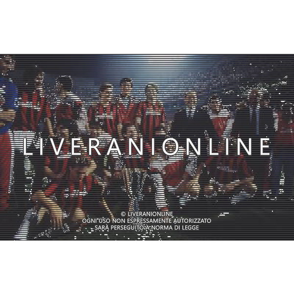 MILANO 14-06-1998 MILAN SAMPDORIA SUPERCOPPA ITALIANA NELLA FOTO SILVIO BERLUSCONI CON LA SQUADRA E LA SUPERCOPPA ITALIANA AG ALDO LIVERANI SAS