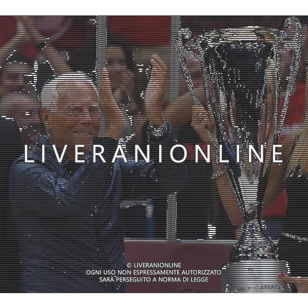 Macron Supercoppa di Basket 2016 Finale Milano - 25.09.2016 Sidigas AvellinoÐEA7 Emporio Armani Milano Nella Foto:Giorgio Armani con la coppa /Ph.Vitez-Ag. Aldo Liverani