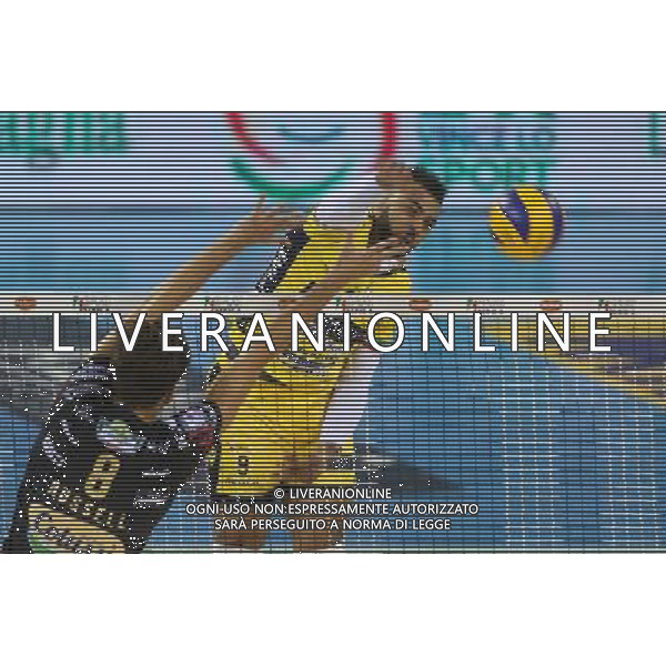 VOLLEY PALLAVOLO, DEL MONTE SUPERCOPPA. AZIMUT MODENA - SIR SAFETY CONAD PERUGIA. Ngapeth supera il muro di Russell/Agenzia Aldo Liverani s.a.s./ AGENZIA ALDO LIVERANI SAS 