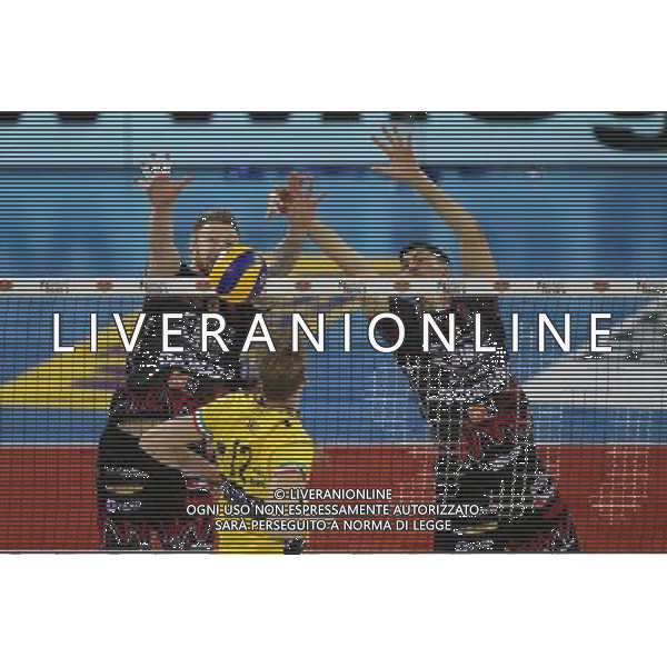 VOLLEY PALLAVOLO, DEL MONTE SUPERCOPPA. AZIMUT MODENA - SIR SAFETY CONAD PERUGIA. Il muro di Zaytsev e Podrascanin su Holt/Agenzia Aldo Liverani s.a.s./ AGENZIA ALDO LIVERANI SAS 